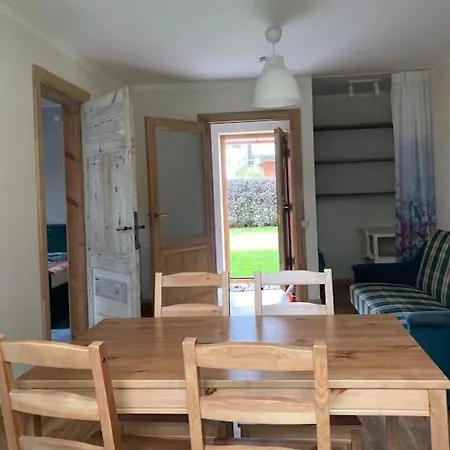 Dzivoklis Koka Maja Ar Darzu, Netalu No Upes Un Meza Apartment *